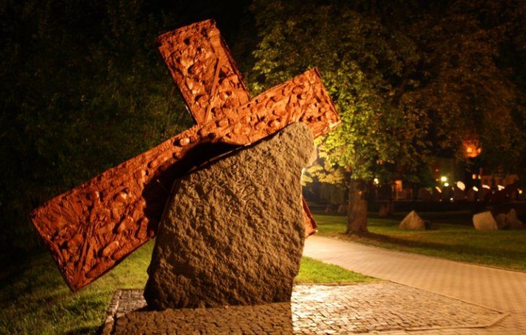 Podświetlili krzyż przed rocznicą