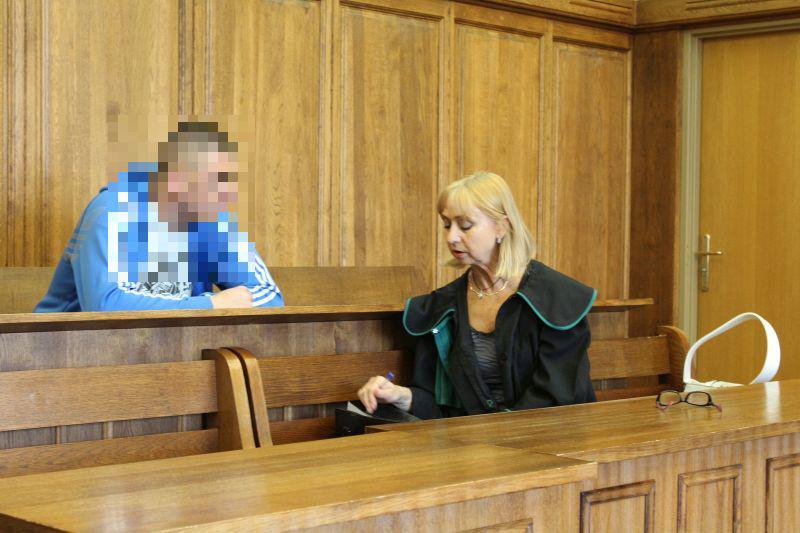 Proces w sprawie dziecka uderzonego prętem