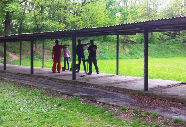 Strzelają, a wokół biegają dzieci