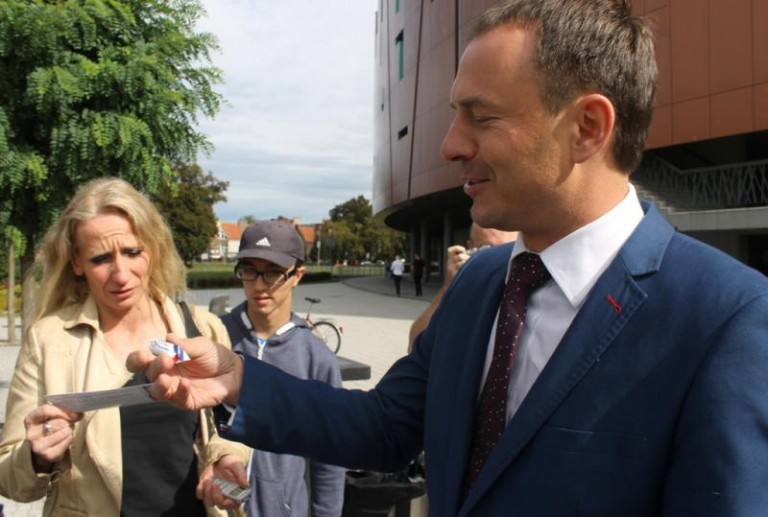 Borys rozdaje krówki Borysówki