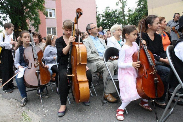 Zagrali na bruku (FOTO)