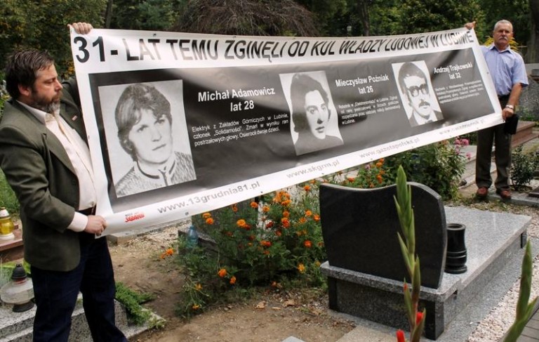 Milicyjne kule utkwione w blokach