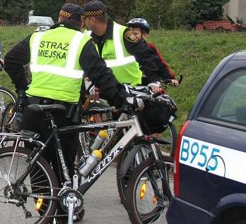 Strażnicy miejscy na syrenie