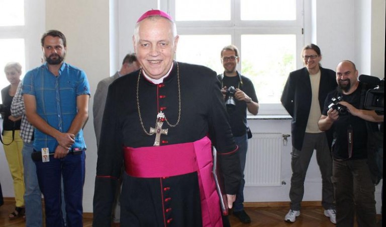 Nowy biskup przejmuje władzę