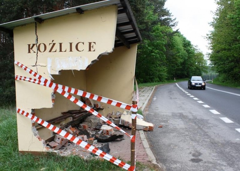 Zderzył się z osobówką i… przystankiem