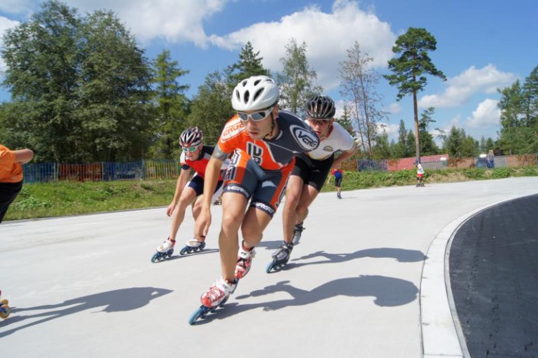 Cuprum trenuje na wrotkach