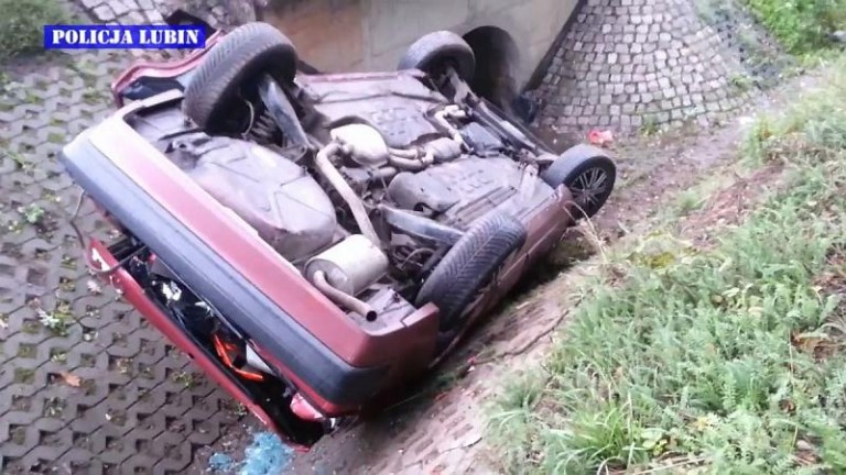 Wpadł do rowu i dachował