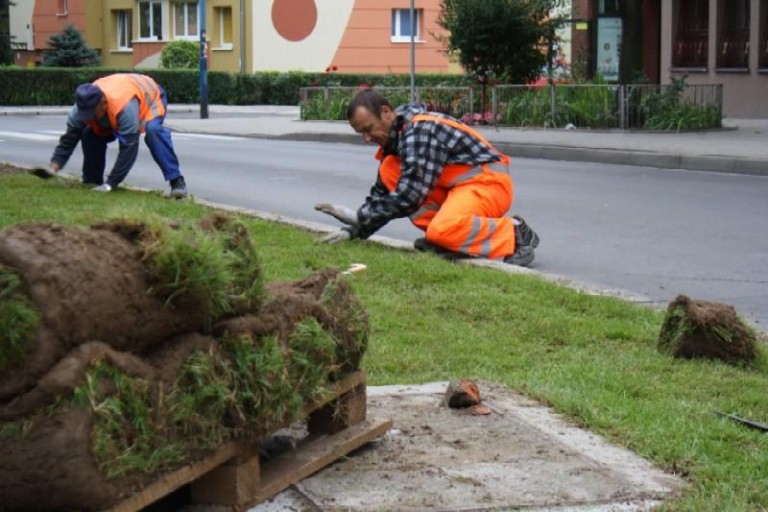 Będzie chodnik obok banku