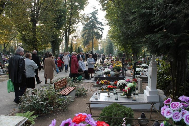 Dziś na cmentarzach