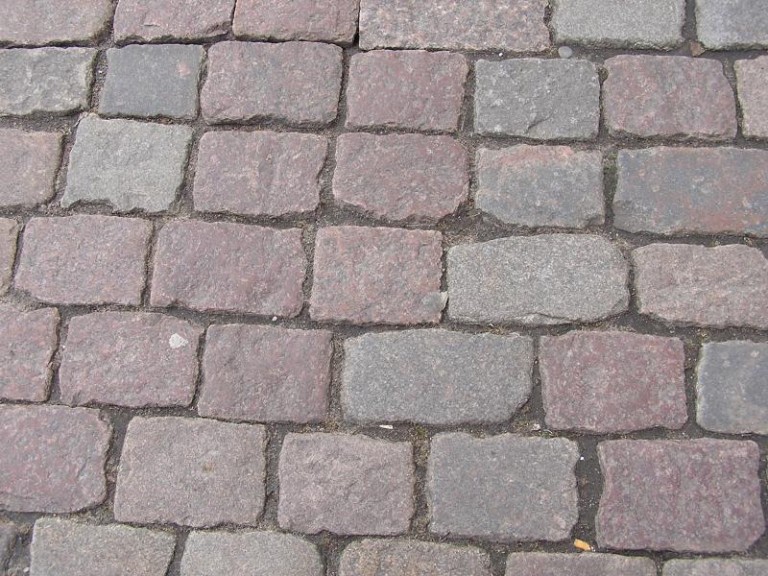 Położą kostkę przed wejściem