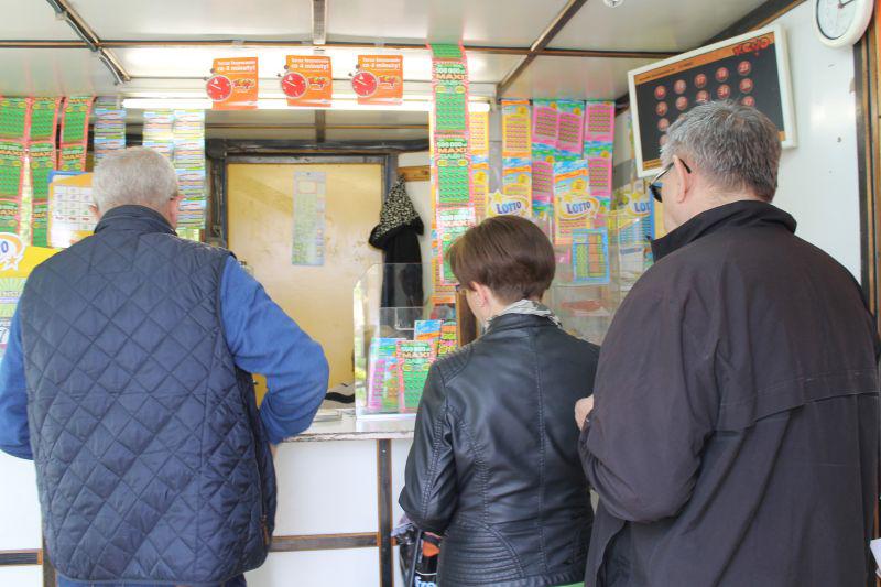 W kolejce po miliony