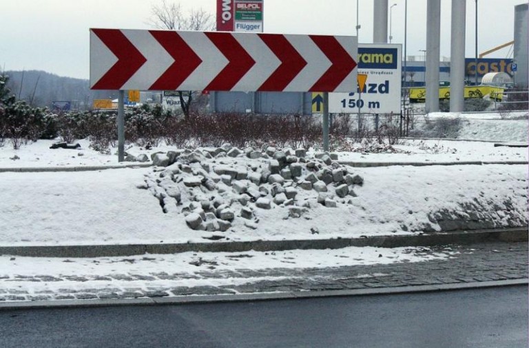 Znowu dziura w rondzie