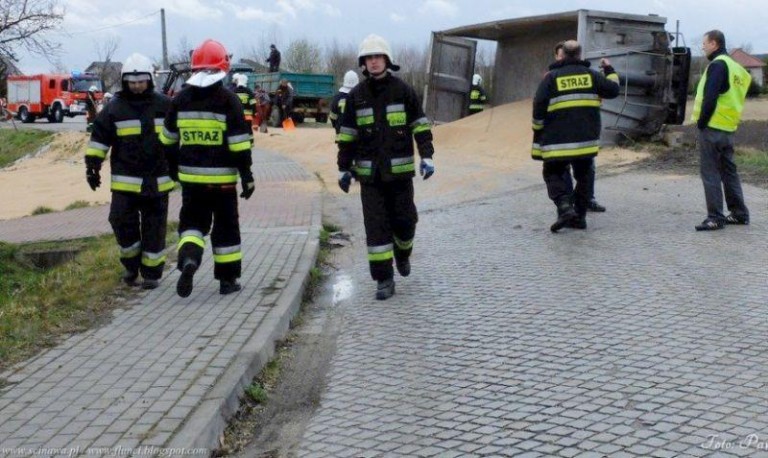 Naczepa zablokowała drogę