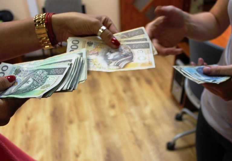 Oszust wyciąga od ludzi pieniądze