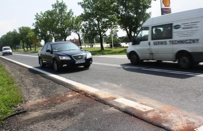 Wpadła w poślizg i wylądowała w rowie