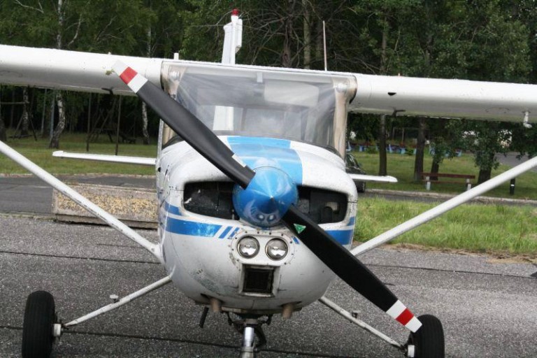 Lotnisko w lipcu, ale z zamkniętą drogą