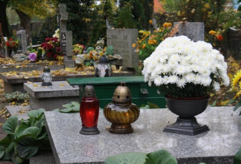 Cmentarze kuszą złodziei