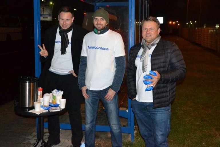Ciastkami namawiali do głosowania