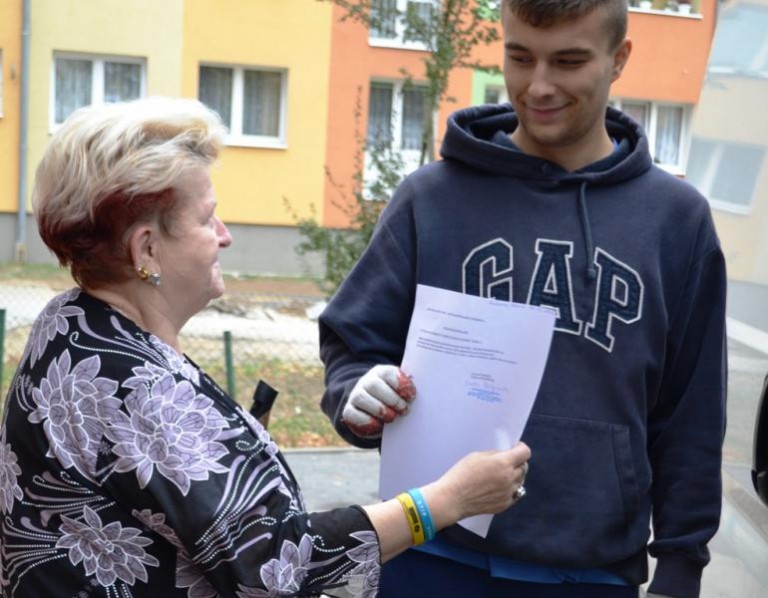 Zbiera i przekaże biednym