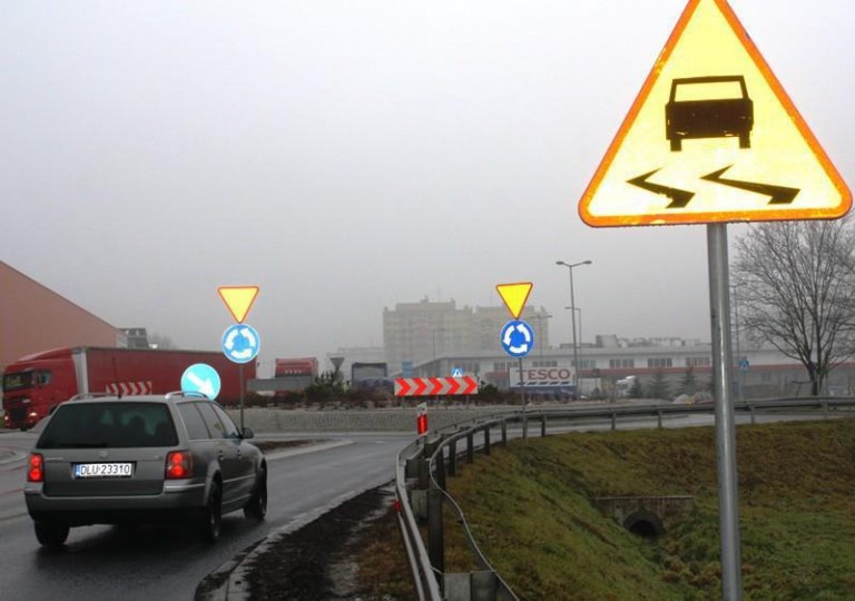 Zmrozi drogi i mocno powieje