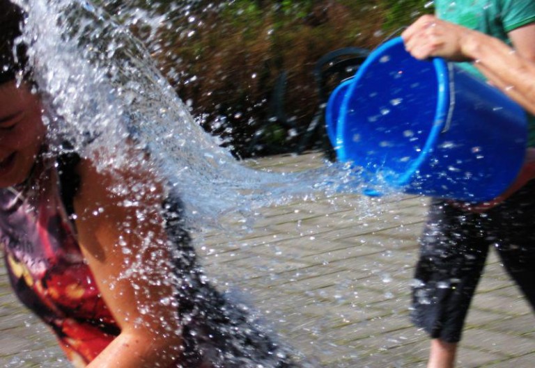 Wszyscy leją się wodą