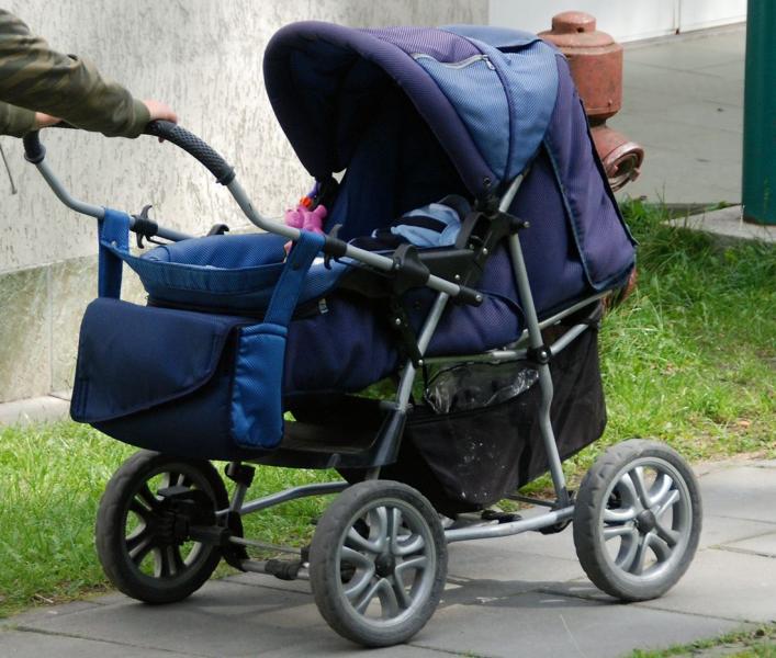 Matka z wózkiem ma w Lubinie pod górkę
