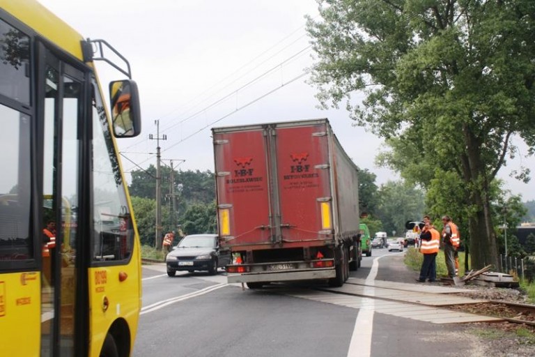 Ogromne korki przy wjeździe do miasta