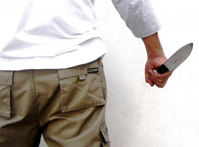 Po pieniądze z nożem w ręku