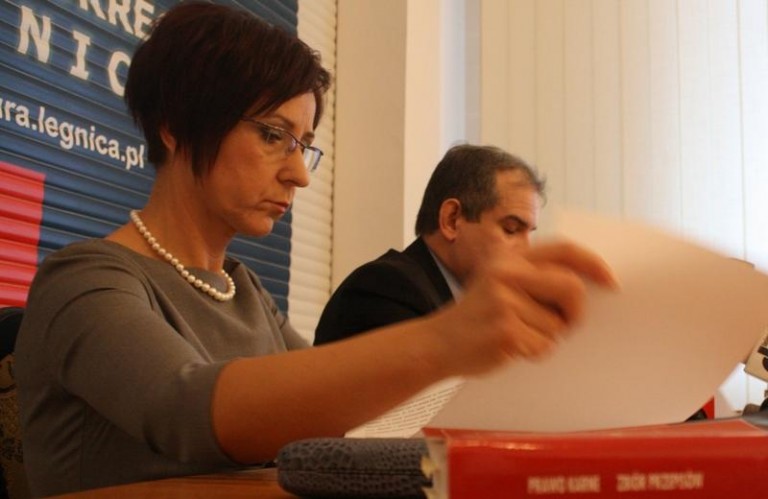 Dokumenty wyrzucił przy drodze
