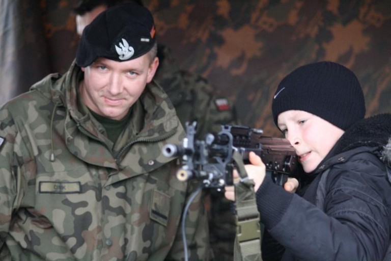 Wojsko wjedzie na błonie