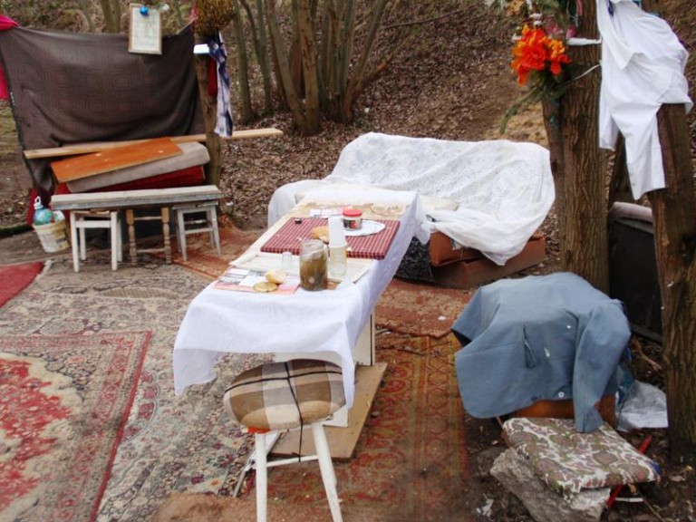 Mieszkają za blokami i trują mieszkańców