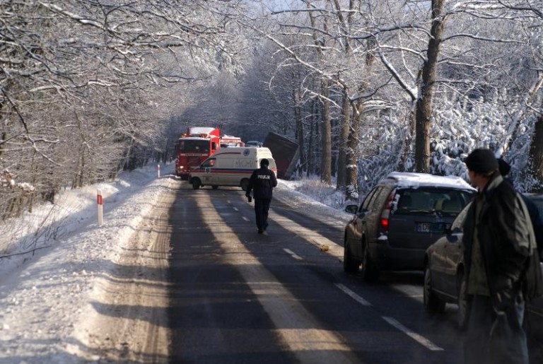 Śliskie drogi, blachy zgrzytają (FOTO)