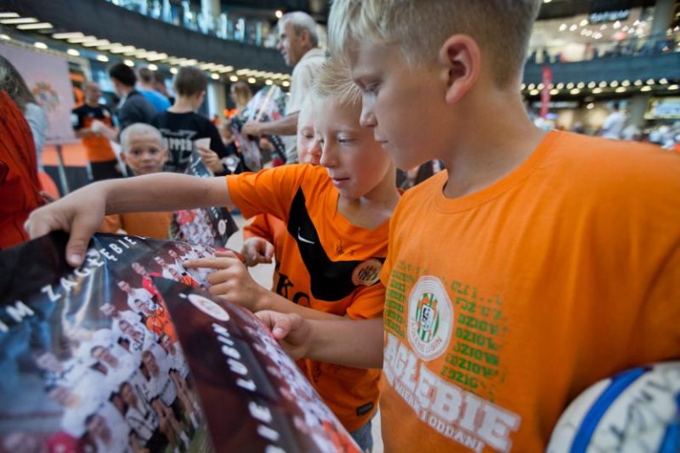 Piłkarze obsłużą kibiców