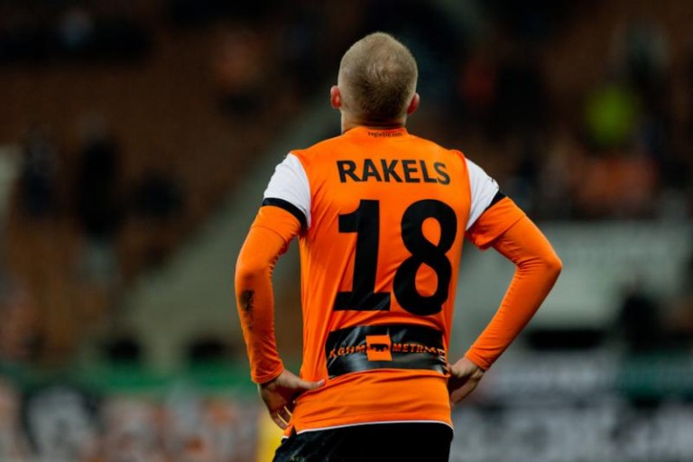 Chuligani nie odpuszczają. Pobili też Rakelsa