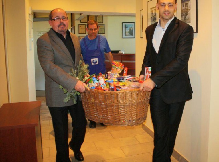 Dali dzieciom prezenty