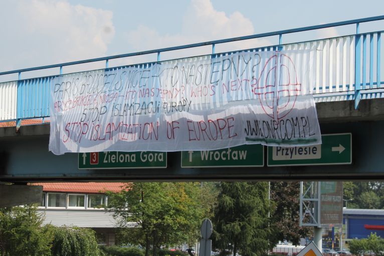 „Stop islamizacji” – transparent narodowców w Lubinie