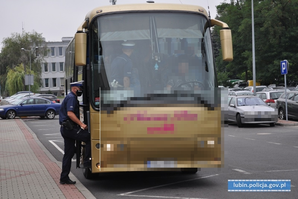 Policjanci sprawdzają, czy nosimy maseczki