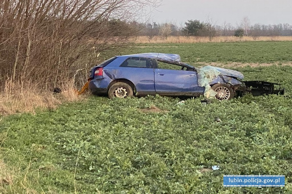 Audi wypadło z drogi i koziołkowało. Pasażer zginął na miejscu