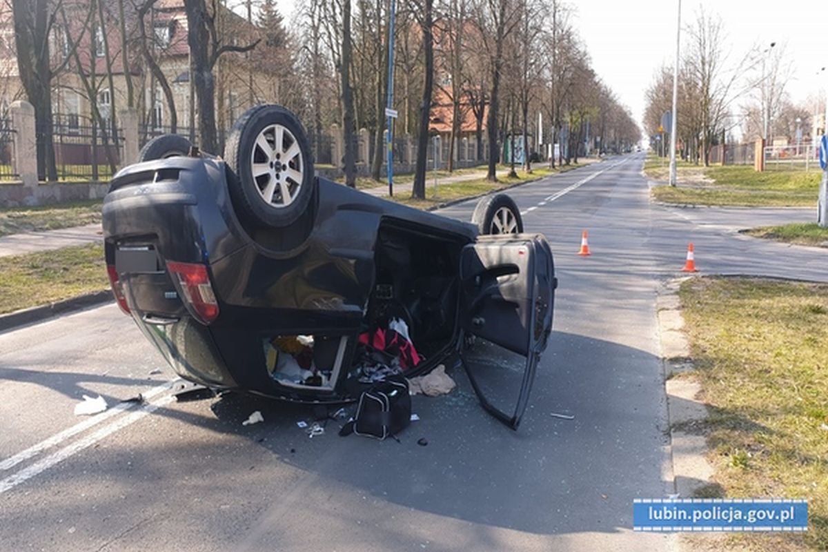 Brawurową jazdę zakończył na dachu