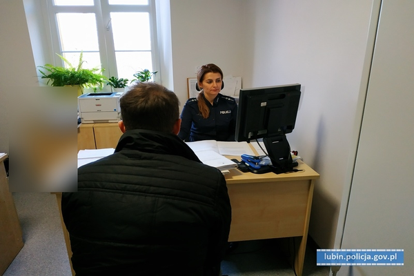 Próbował okraść, podając się za policjanta