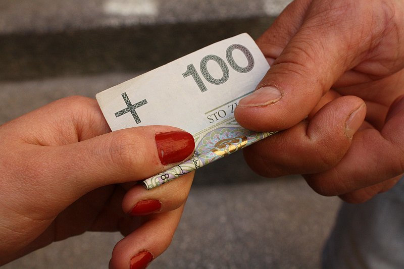 Fałszywe banknoty na giełdzie w Lubinie