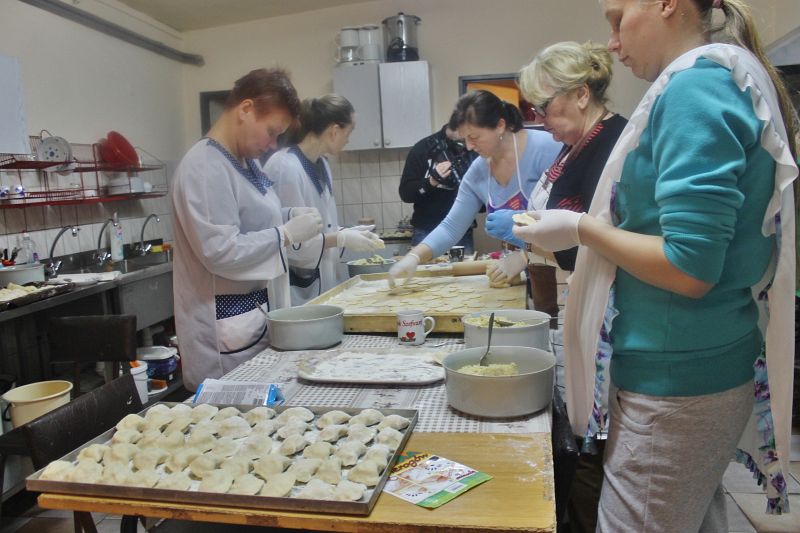 Pomagają oryginalnie, lepiąc pierogi