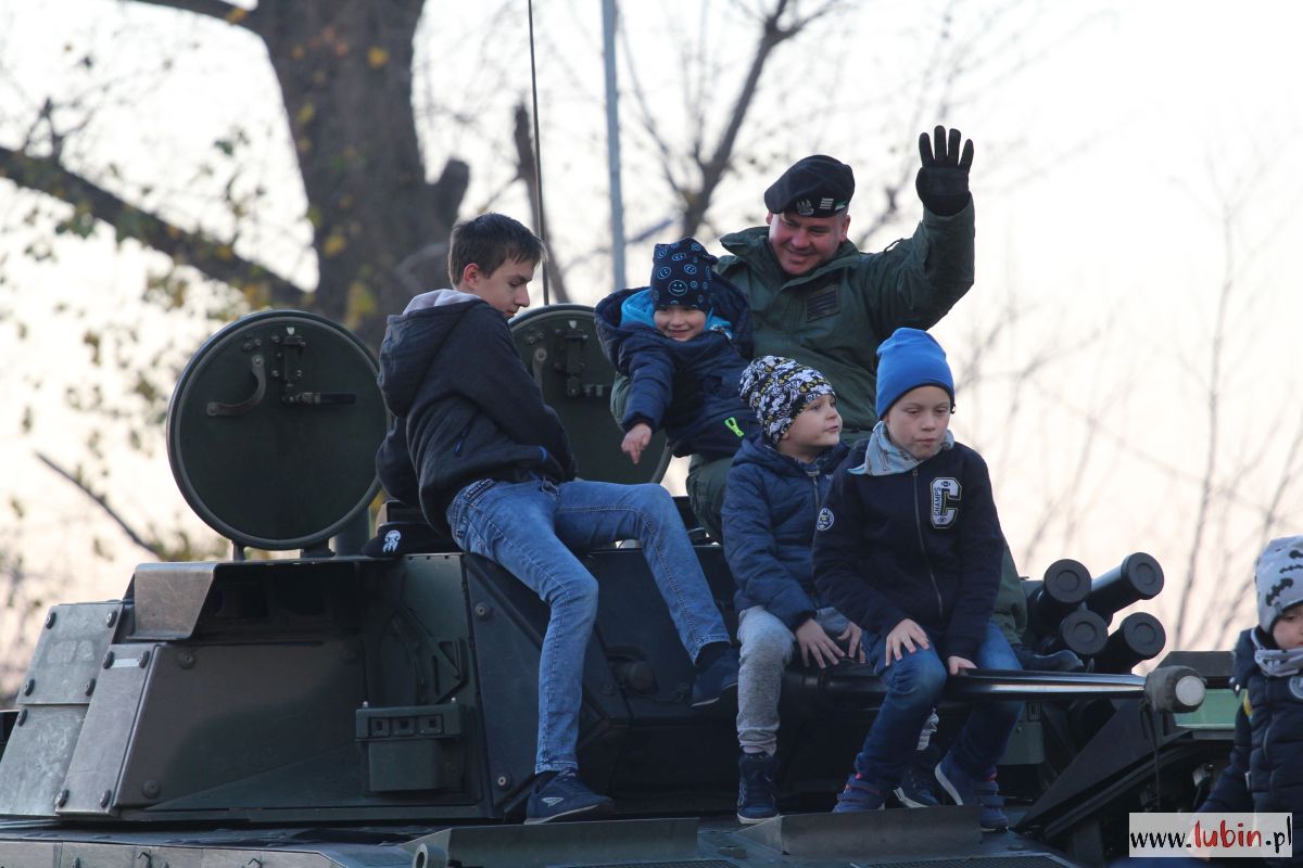 Żołnierze, wojskowe maszyny i grochówka – tłumy na pikniku pod halą