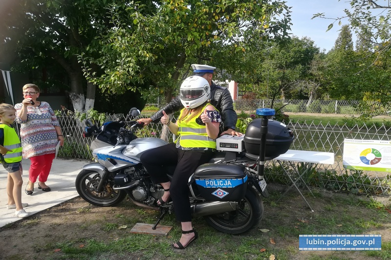 ,,Uroczysko’’ dla seniorów. Kamizelki od policjantów