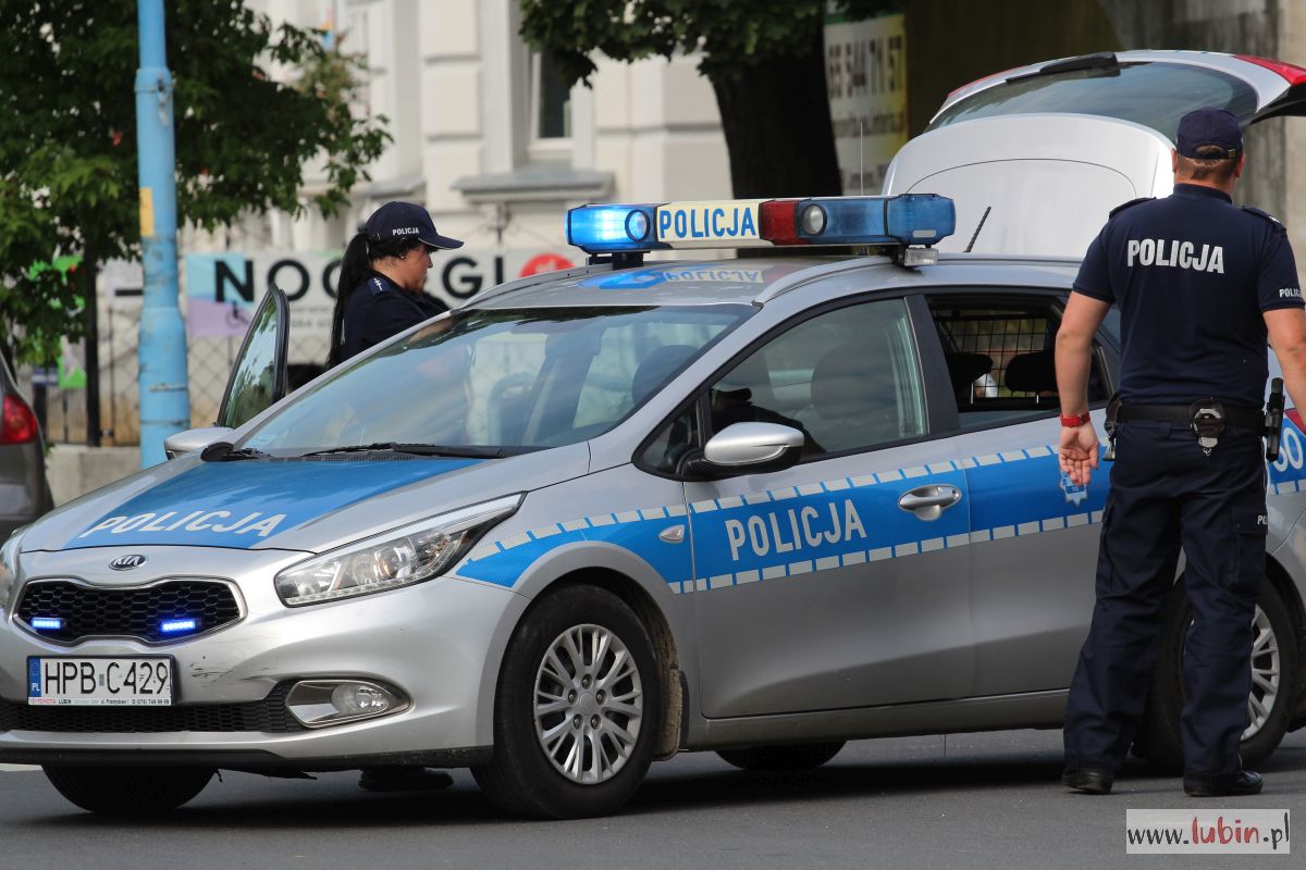 Wpadł do wody, uratowały go dzieci i policjanci