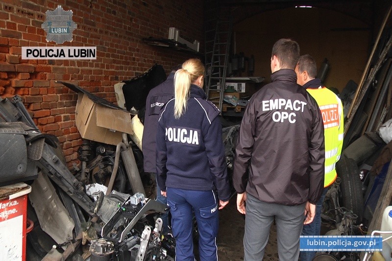 Części aut, narkotyki i amunicja – policja odkryła dziuplę szajki złodziei