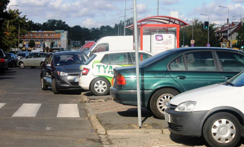 Samochodów przybywa, parkingów brakuje