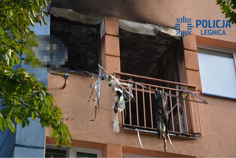 Policjanci uratowali życie uwięzionym w płonącym mieszkaniu