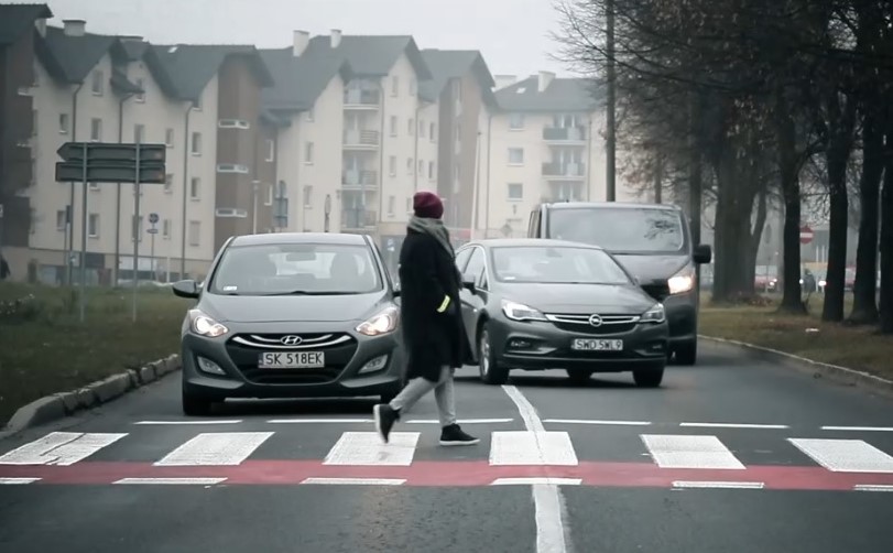 Uwaga kierowcy, pieszy na przejściu