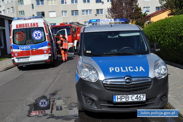 Policjanci uratowali rodzinę z płonącego domu